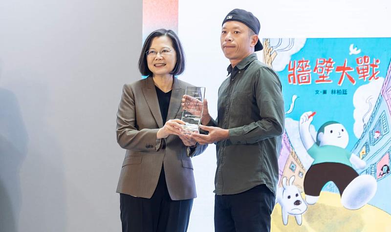 華梵大學美術與文創學系碩士生林柏廷（右）獲得2024台北國際書展首獎，接受蔡英文總統頒獎表揚。（總統府提供）