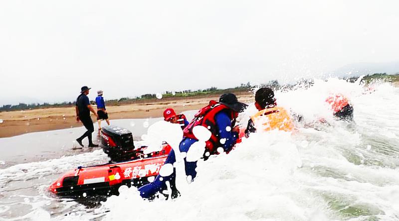 中華民國救生志工聯合會水上救護演練，以最嚴格的訓練，維護人民生命之最大天職。