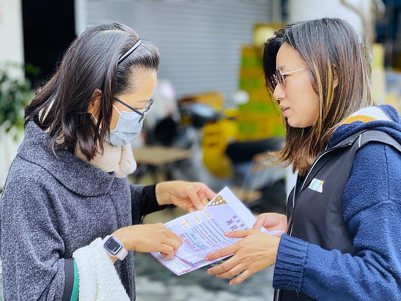 北分署玉里就業中心就業服務外展人員(右)掃街宣導婦女再就業計畫，鼓勵婦女朋友重返職場