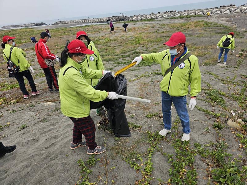 高雄市救國團青年節「南、北淨灘連線活動」  助力海洋環境保護