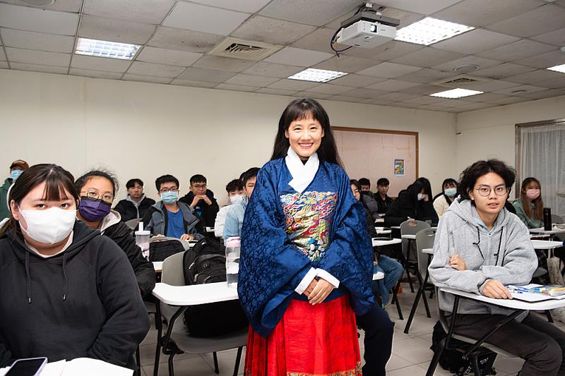 孔令宜博士身穿明代的衍聖公服，為學生演示山東曲阜孔府女官傳統服飾