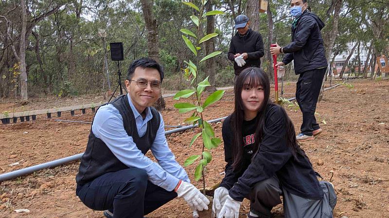 總務長柯耀宗(左)與學生種植大頭茶苗木