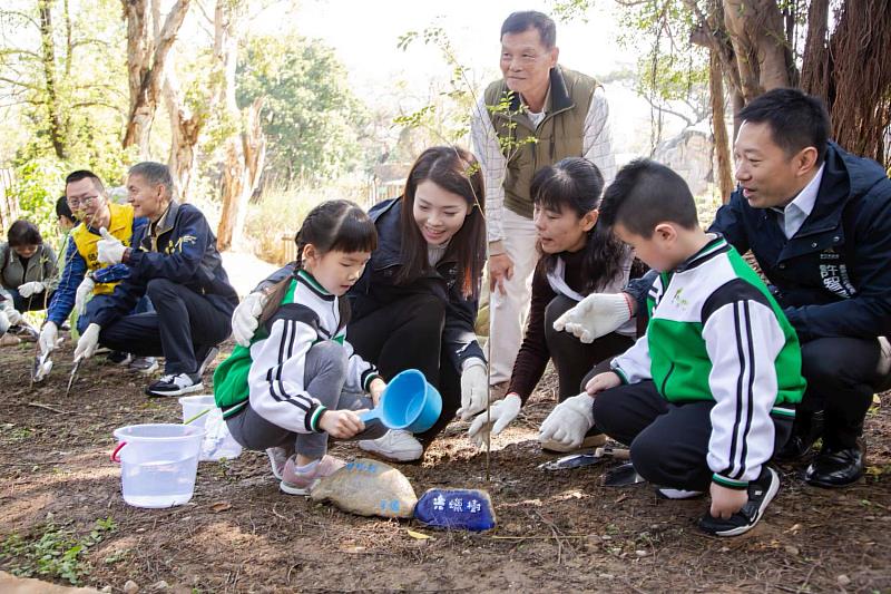 新竹市政府在植樹節舉辦「新竹好植感」植樹活動，由市長高虹安帶領小朋友們，一起種下希望樹苗「光臘樹」
