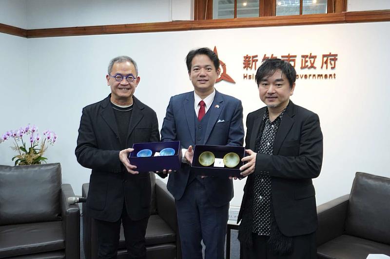 副市長邱臣遠致贈伴手禮。