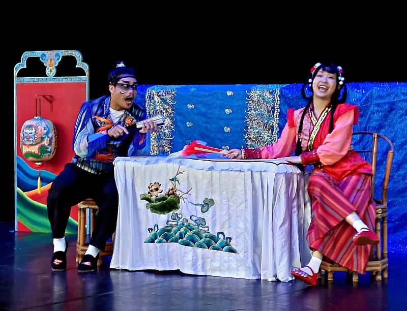 「城隍與少女」以物件劇場形式講述水鬼城隍與少女間的奇遇記，答嘴鼓的互動演出十分有趣！