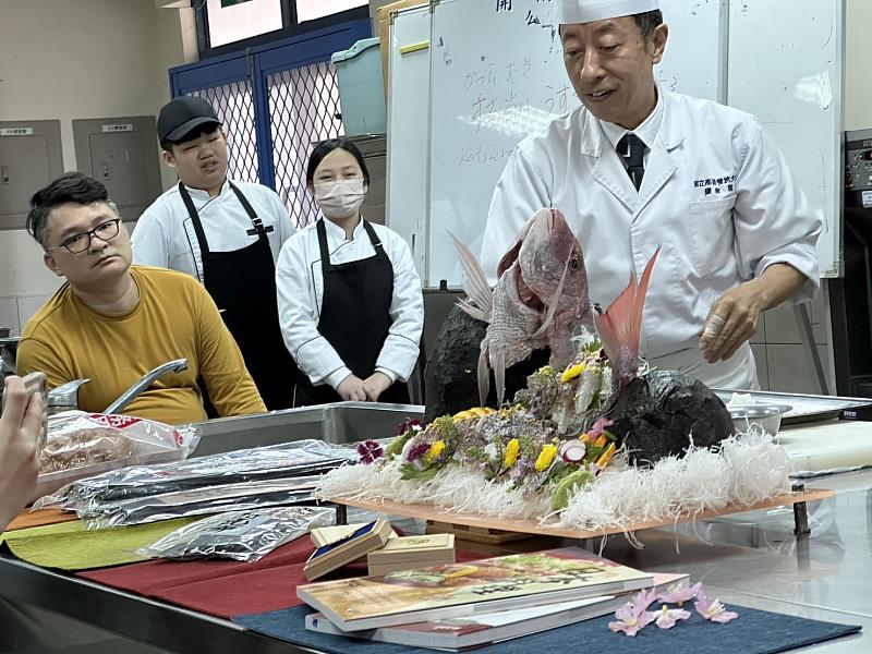 高餐大鎌倉聰教授示範日本料理。