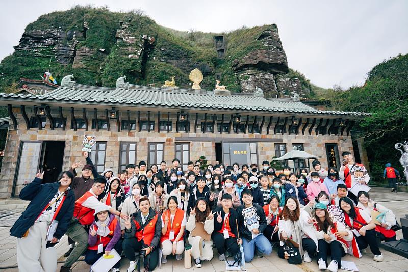 大太陽與小太陽今年上靈鷲山巡禮。（圖由靈鷲山佛教教團提供）