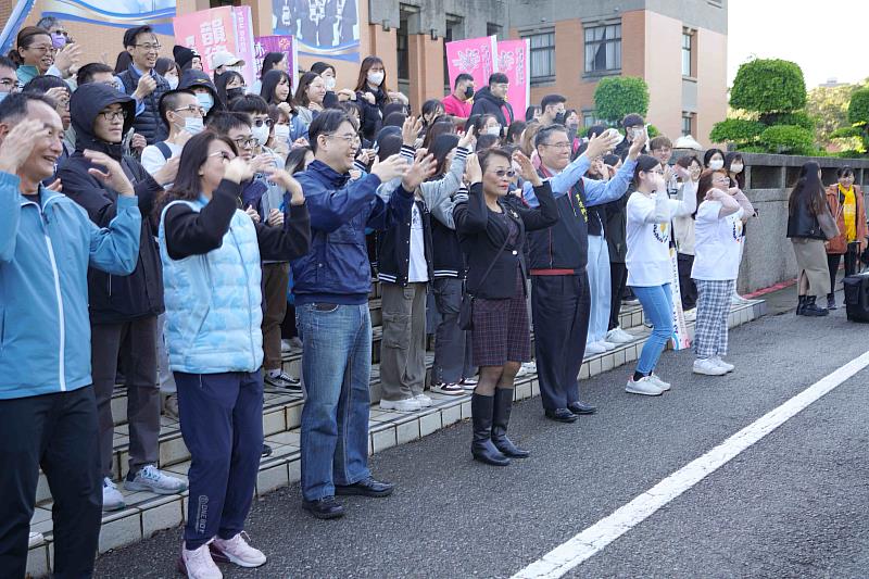 吳菊校長與學生們一起舞動活力，三好校園早操