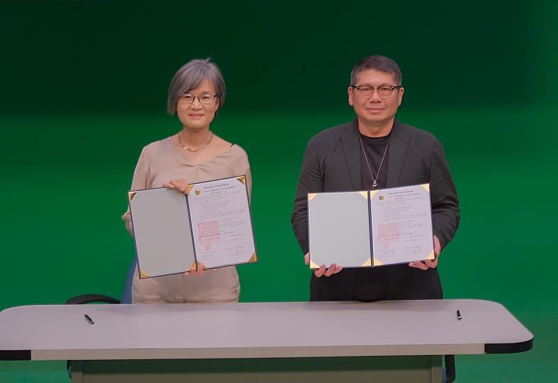 文藻外語大學傳播藝術系連俐俐主任(左)、高雄流行音樂中心丁度嵐執行長(右)，共同簽署合作備忘錄。