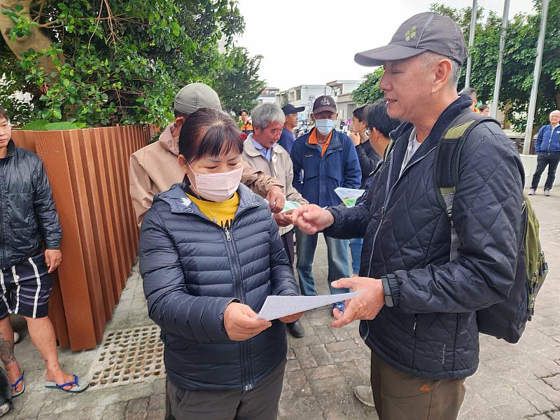 知本工作站林潤榮主任向民眾宣導精準式防火內容