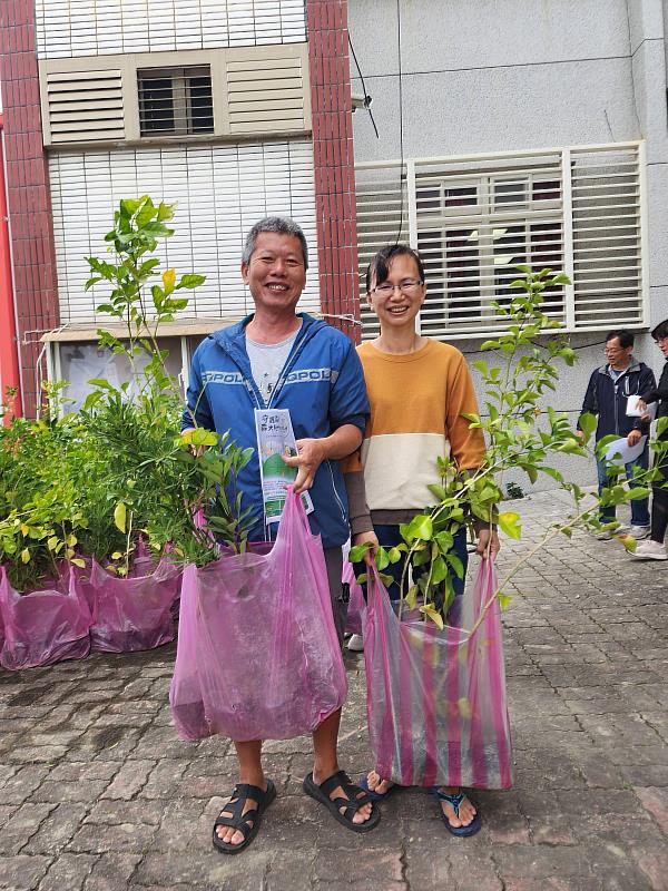 民眾領取宣導樹苗，臉上樂開了花