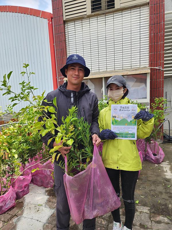 綠島防火宣導活動後由知本工作站同仁頒贈樹苗