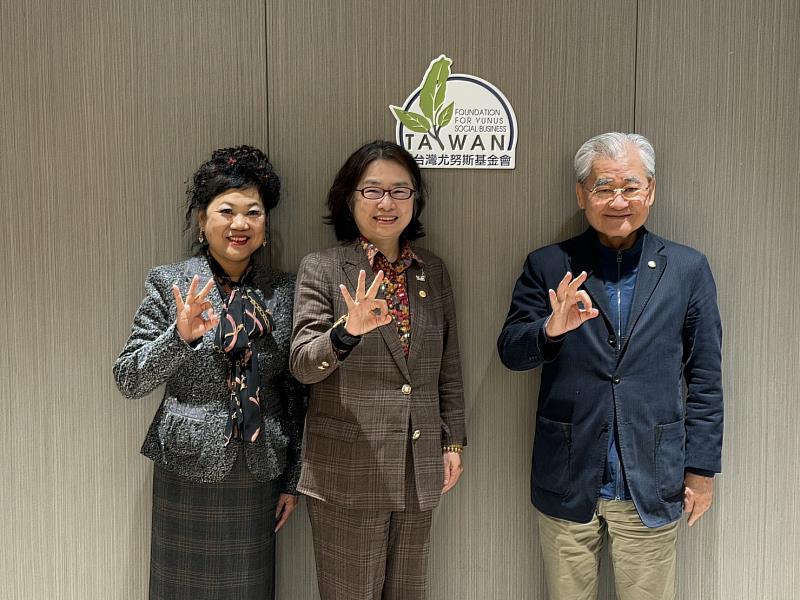 Photo of Ms. Philippa Tsai, President of The Foundation for Yunus Social Business Taiwan (center), Ms. Juno Wang, CEO of the Foundation (left), and Dr. Mao Chi-guo, Honorary consultant of the foundation (right).