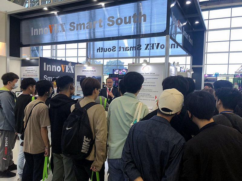 台北市電腦公會（TCA）表示，InnoVEX Smart South新創主題館集結 6 家優秀新創廠商共同展出創新科技應用與新創顧問服務，可一窺最新新創潮流並可與參展團隊進行現場深度合作洽談，創造合作商機。（圖為2023年InnoVEX Smart South新創主題館）