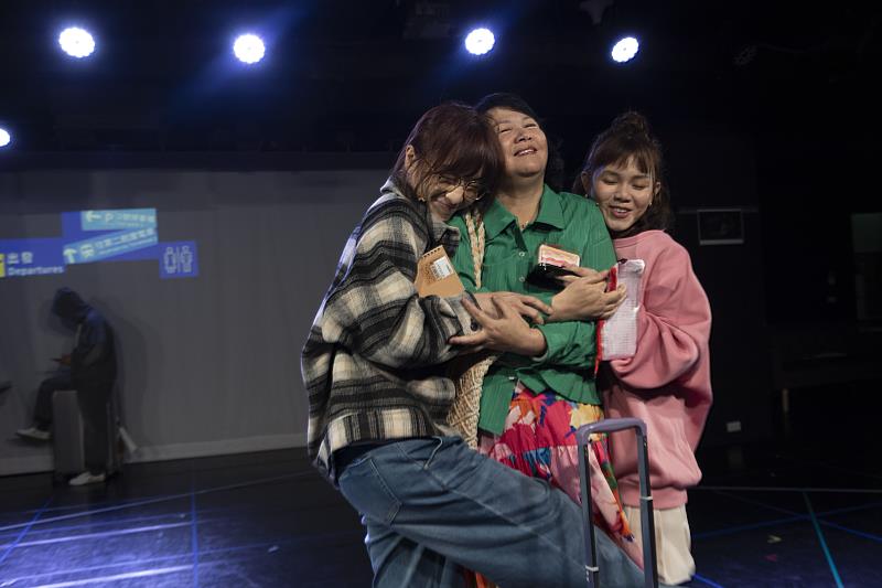 （左起）陽靚、王琄、李劭婕飾演相依為命的母女三人。