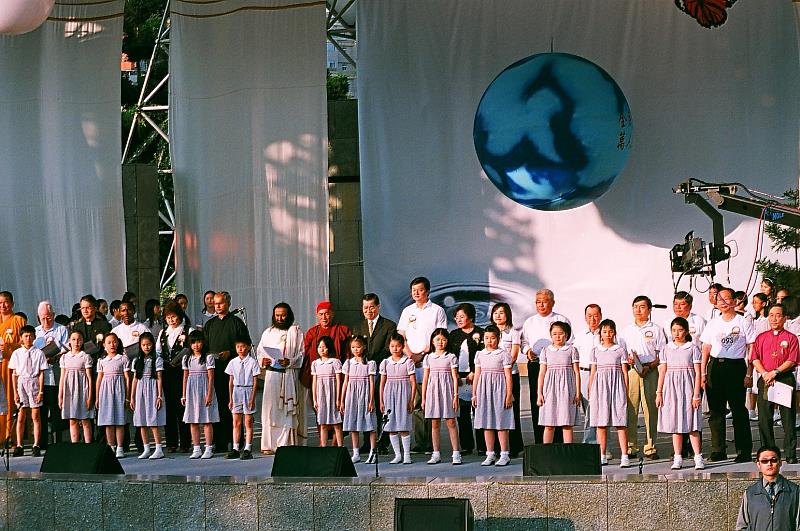 靈鷲山曾於2008年4月在大安森林公園舉辦萬人禪修活動，邀請靈性大師古儒吉參加。（圖由靈鷲山佛教教團提供）