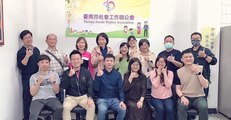 黃毅晨理事長(前排左3)與台南市社會師公會團隊合影