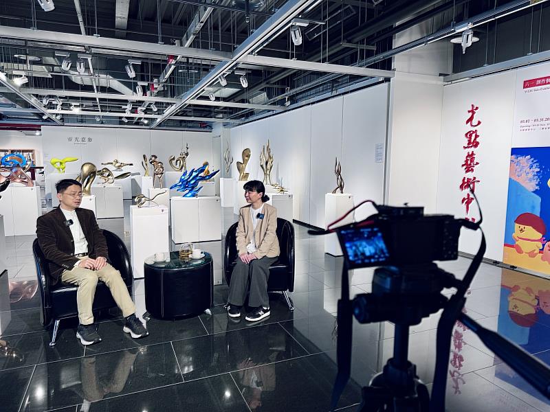 施承澤老師 (左) 藝術行銷經理鄧雯馨 (右) 專訪影片側拍