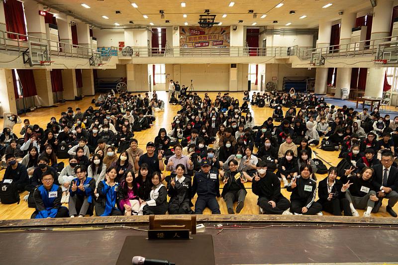 世新法律系「實習法庭展演」前進萬芳高中，吸引近200名師生參與。（世新大學提供）