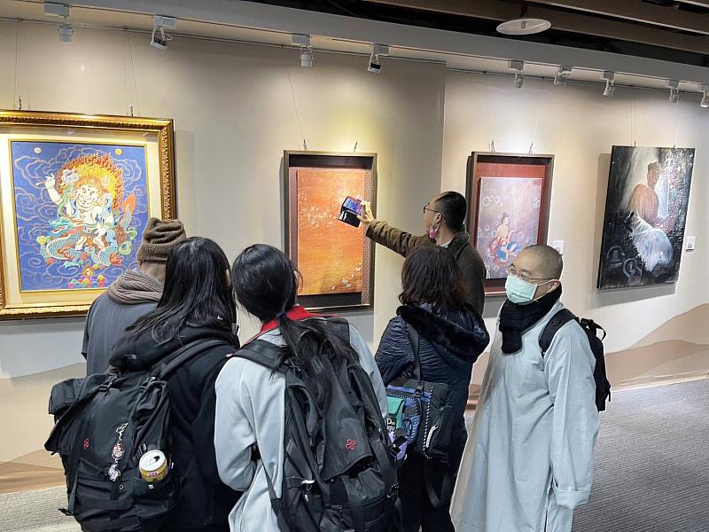 華梵佛藝系舉辦「心如工畫師」師生聯展，為參觀民眾導覽作品。