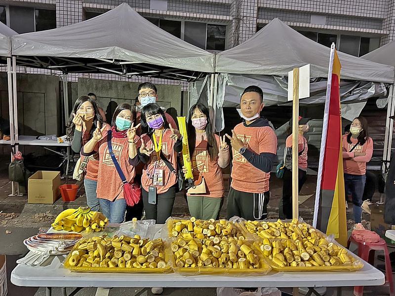 永慶不動產暨永義房屋台南區經管會擺滿一整桌水果，讓跑者在補給站補足元氣繼續挑戰賽程。