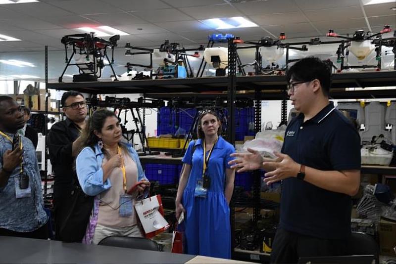 各國官員參訪位於沙崙資安大樓的擎壤科技，了解無人機防災應用。