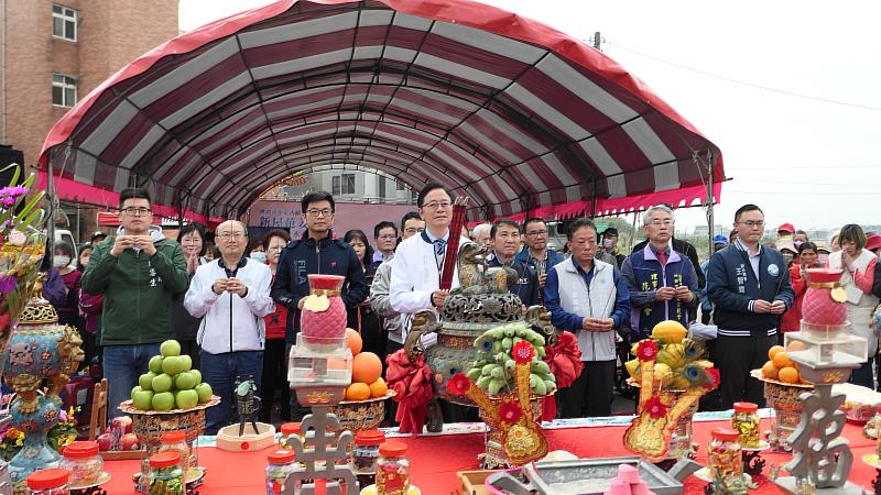 圖3 周副主委與桃園市長張善政等貴賓，共下上香祈福開工順利