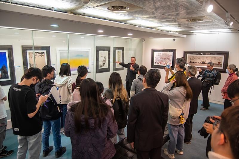 圖／藝術家陳國珍現場導覽其作品，現場湧入許多民眾前來欣賞。中華大學風華攝影社提供