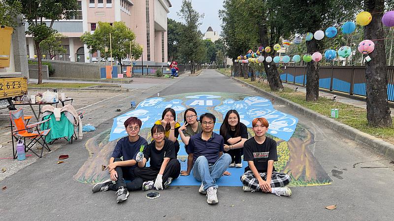 義守大學攜手屏東鹽埔鄉創作立體藝術彩繪，成為當地打卡景點之一(照片來源：義守大學提供)。