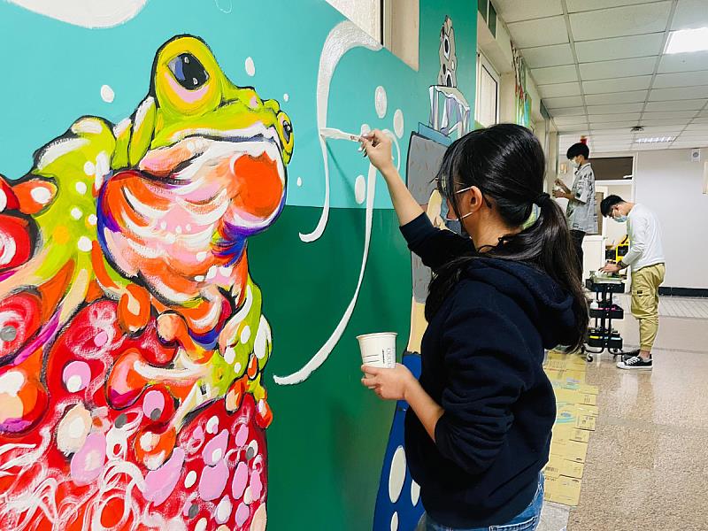 土木系學生在壁畫師許殷豪的帶領下，化身小畫家創作，跨域新體驗，都讓學子感到相當新鮮與難忘(照片來源：義守大學提供)。