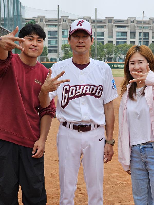 崑大休運系金碩煥(左)為韓國職棒球隊擔任翻譯，與培證英雄隊總教練薛鍾鎮(中)及隨行翻譯人員合影