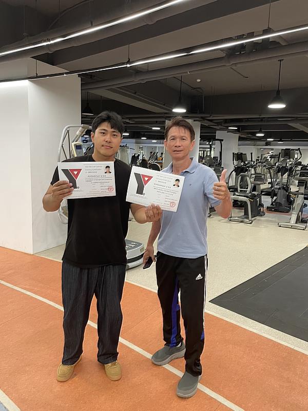金碩煥(左)考取YMCA國際體適能證照，潘建州教授(右)合影