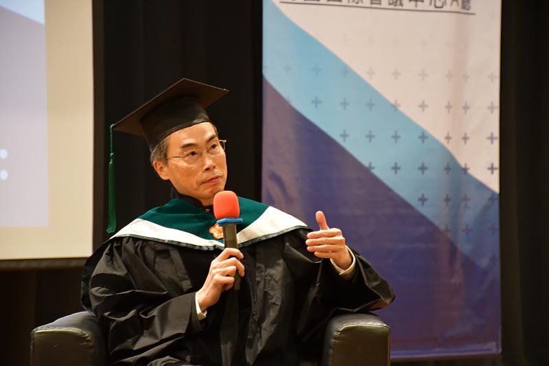 中央研究院院士吳慶明與高醫大師生進行一場「與院士有約」