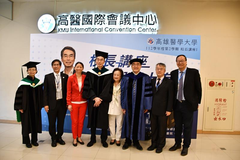 中央研究院院士吳慶明(左四)受邀至高雄醫學大學演講