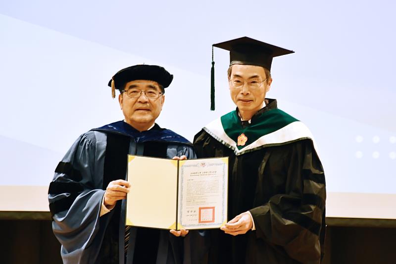高醫大頒授名譽博士學位給中央研究院院士吳慶明