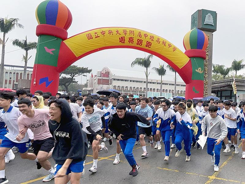 中大壢中「壢亮」路跑活動，疫情之後睽違三年登場，2300多位師生風雨無阻一路奔跑到中央大學，展現師生活力。