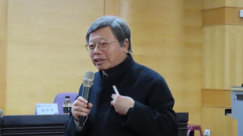 南華大學邀請文德藥業有限公司朱茂男董事長演講，朱茂男董事長以朱子文化的傳承與創新談企業經營。