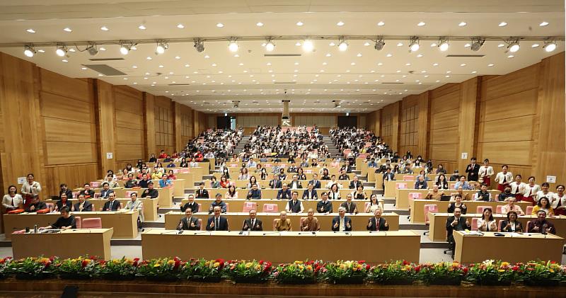 南華大學舉辦創校28週年校慶暨校歌發表會，會場大合照。
