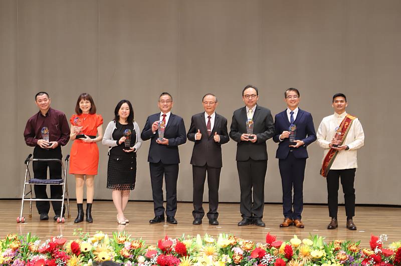 南華大學舉辦創校28週年校慶暨校歌發表會，頒發第11屆傑出校友獎。由林聰明校長(右4)頒獎。