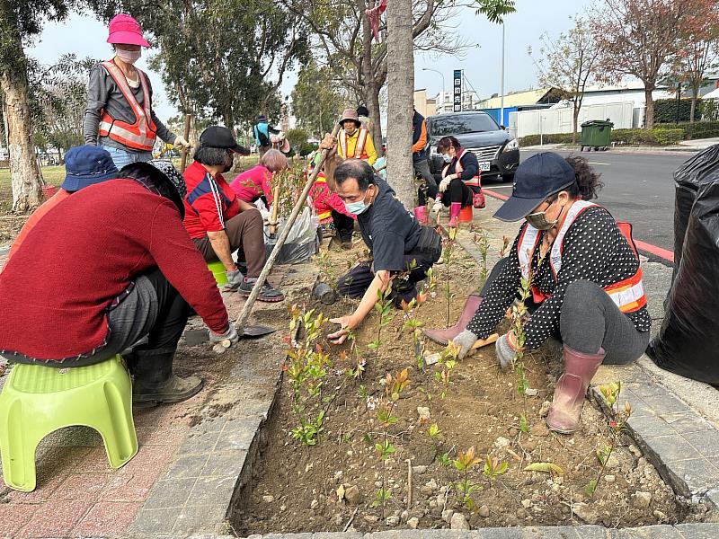 民眾及社區居民參與綠美化植樹活動