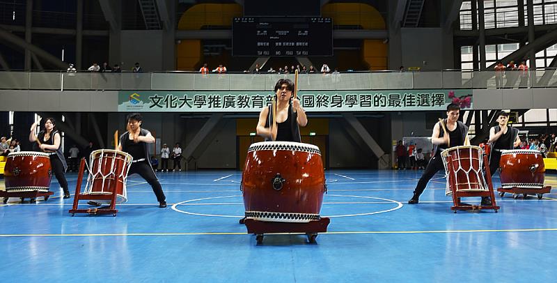 中國戲劇學系與舞樂藝劇表演藝術團，演出「響鼓擊藝、祥獅獻瑞」。