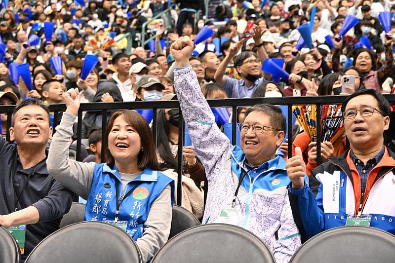 新竹縣長楊文科(中)在小巨蛋場邊替東泰高中選手加油。