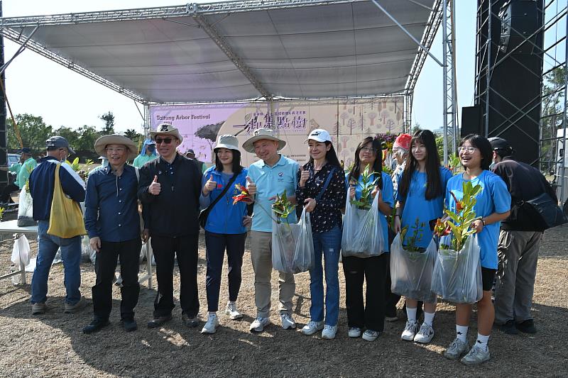 臺東縣113年「一起集點樹」植樹月活動登場 饒慶鈴邀民眾一起種樹 打造森林之都