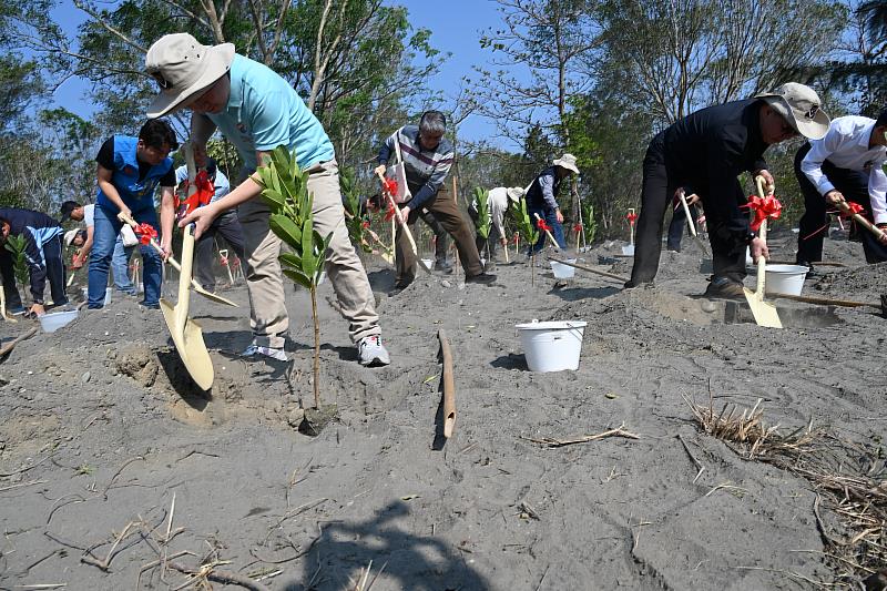 臺東縣113年「一起集點樹」植樹月活動登場 饒慶鈴邀民眾一起種樹 打造森林之都