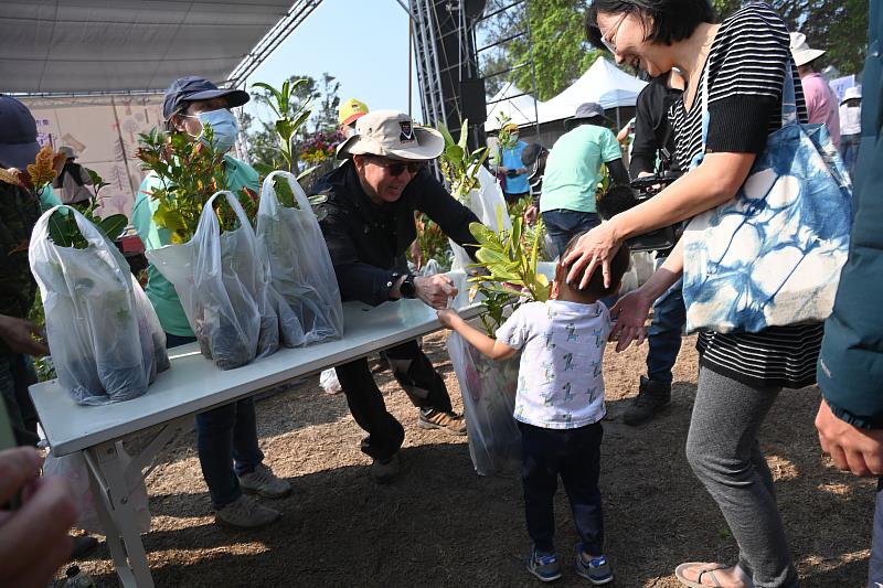 臺東縣113年「一起集點樹」植樹月活動登場 饒慶鈴邀民眾一起種樹 打造森林之都