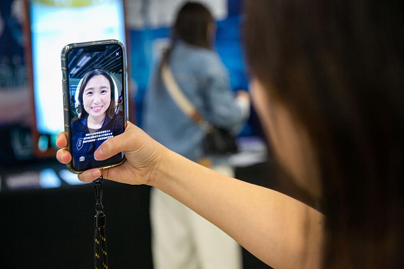 台灣大創新科技服務MyMoji推出「AI手機自拍建模」功能，只要使用手機，僅需幾秒鐘，即可免費製作獨一無二的數位分身。