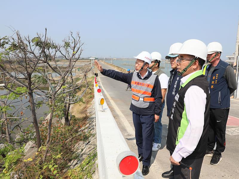 翁章梁視察布袋縣道161線龍宮橋引道改建工程