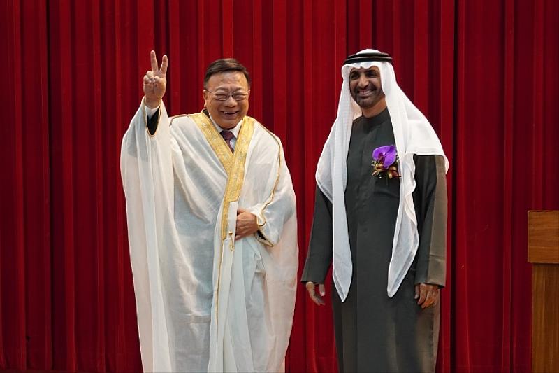 圖／阿拉伯聯合大公國（UAE）Ajman親王為校長劉維琪穿上代表阿拉伯傳統文化，象徵著騎士精神與智慧的bisht（長袍）。