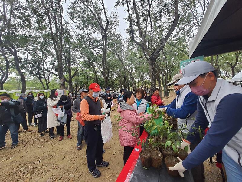 嘉義分署今年度試辦線上預約登記苗木兌換，專屬攤位讓民眾加快兌換速度