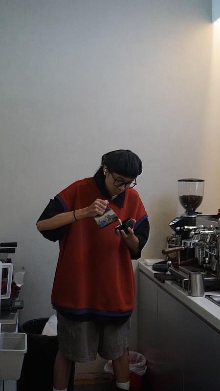 陳修醫在競賽現場展現精湛的咖啡拉花技術